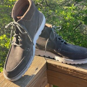 Clarks Men's Olive Green Leather Ankle Boots.  Lightly worn.  Like new!